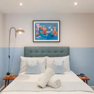 Coastal Chic Retreat In Brighton