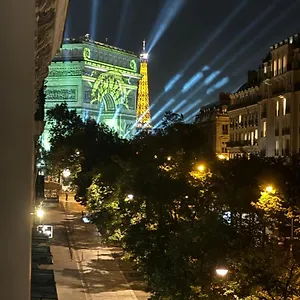 Beautiful Nearby Champs Elysees , París Francia